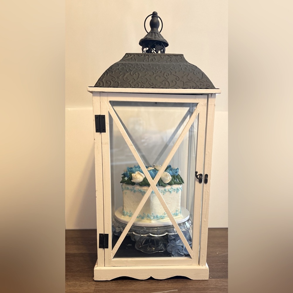 Extra large lantern. (Contents not included for display purpose inly)